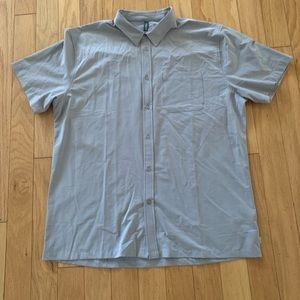Vuori mens short sleeve shirt, light gray.